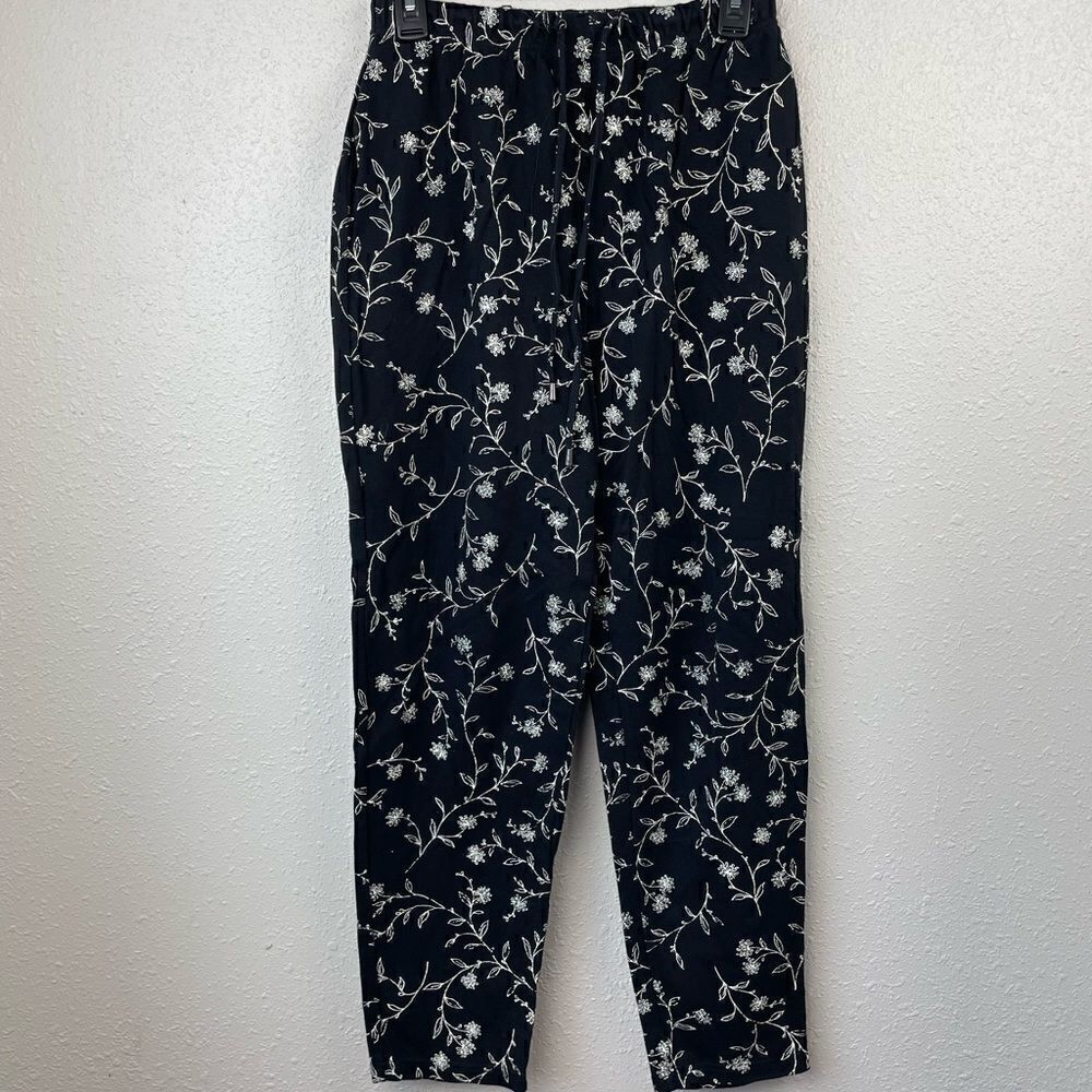 ChausāSportāBlackĀ andāWhiteāFloralāCroppedāCasualāPantsāSizeāMāEUC